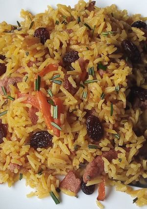A picture of Spiced Rice with raisins.