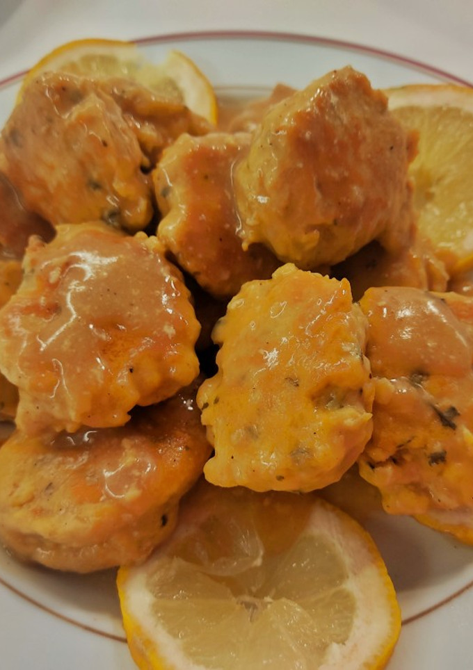 Una foto de Albóndigas de pollo en salsa limón