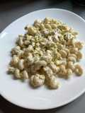Ensalada de pasta con queso y pepinillos 🥒🧀