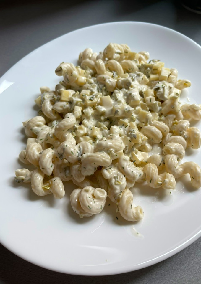 Una foto de Ensalada de pasta con queso y pepinillos 🥒🧀