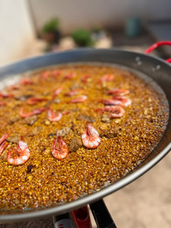 Una foto de Arroz con sepia, atún y gambitas