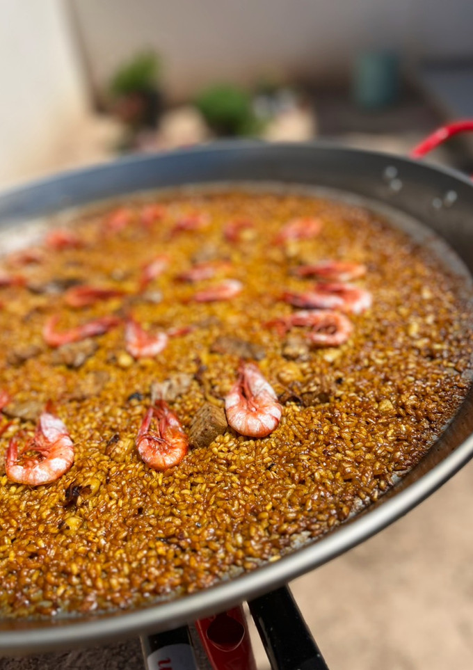 Una foto de Arroz con sepia, atún y gambitas
