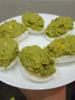 Una foto de Huevos rellenos de bonito y aguacate al wasabi