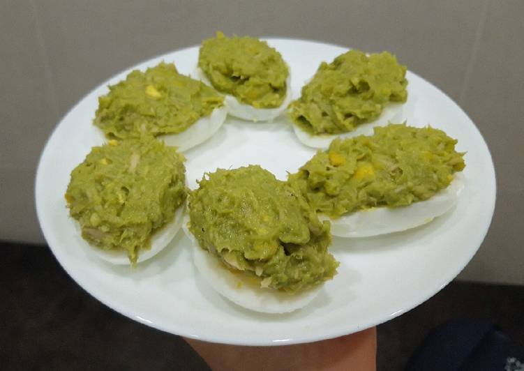 Huevos rellenos de bonito y aguacate al wasabi