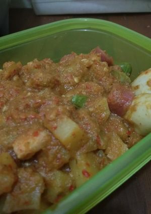Foto resep Sambal goreng telur puyuh, pete, kentang, udang, dan sosis