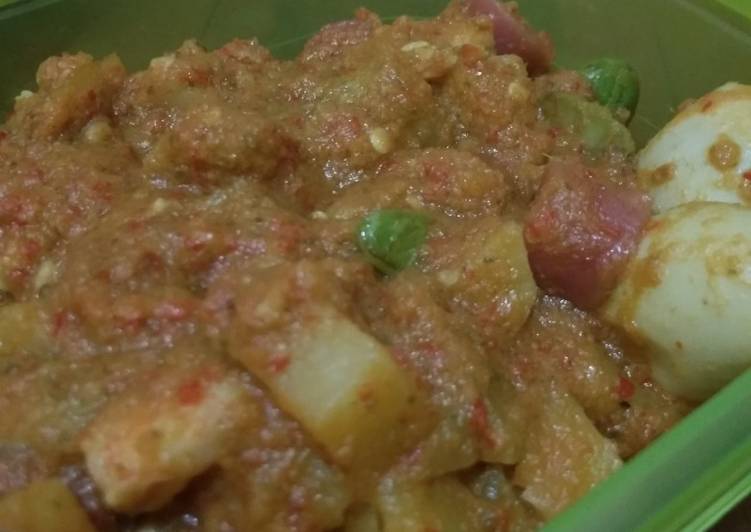 Langkah Mudah untuk Menyiapkan Sambal goreng telur puyuh, pete, kentang, udang, dan sosis yang Bisa Manjain Lidah