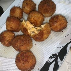 A picture of Cheesy Chicken Balls.