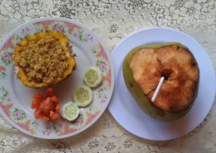 Nasi goreng terasi + kelapa muda