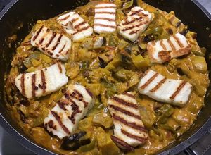 Une photo de Légumes du soleil aux lardons, citron confit et halloumi grillé