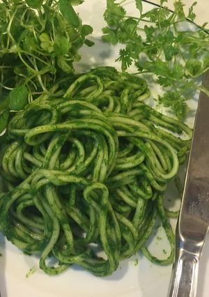 Hình của món Mì udon xào cải bó xôi.
