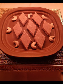 કાજુ કતરી (kaju katli recipe in gujarati) રેસીપી મુખ્ય ફોટો