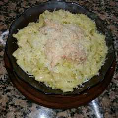 A picture of Fideos fritos con salsa rosa.