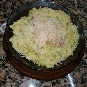 Fideos fritos con salsa rosa