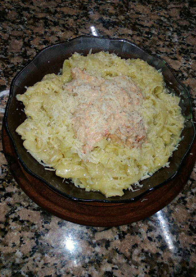 Una foto de Fideos fritos con salsa rosa