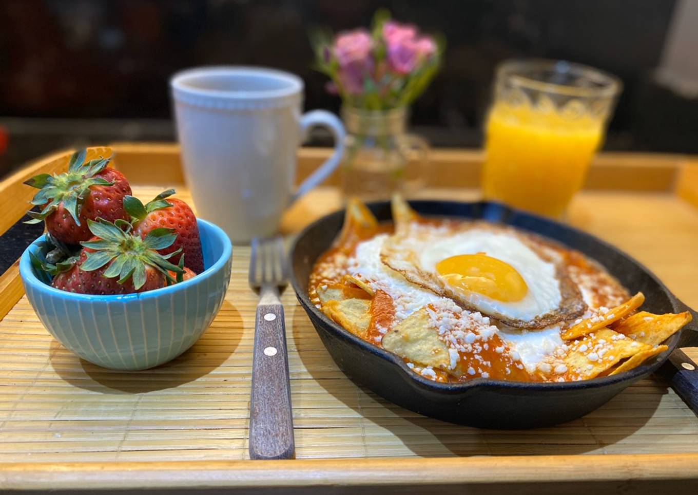 Chilaquiles rojos con huevo para mamá
