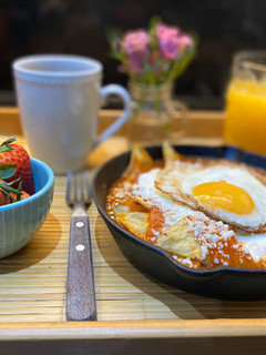 Una foto de Chilaquiles rojos con huevo para mamá