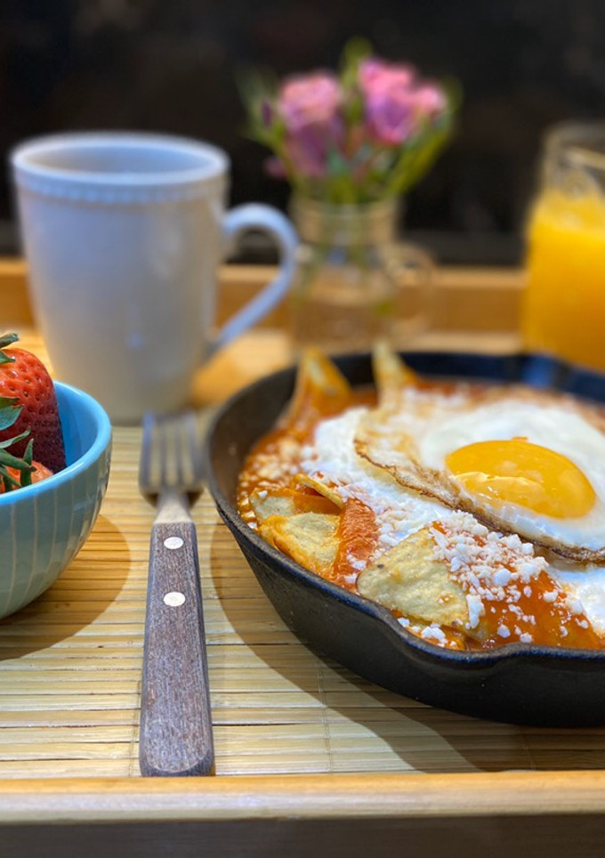 Una foto de Chilaquiles rojos con huevo para mamá
