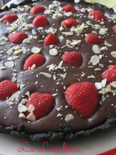 Una foto de Tarta de chocolate, oreo y fresas