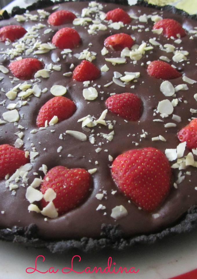 Una foto de Tarta de chocolate, oreo y fresas
