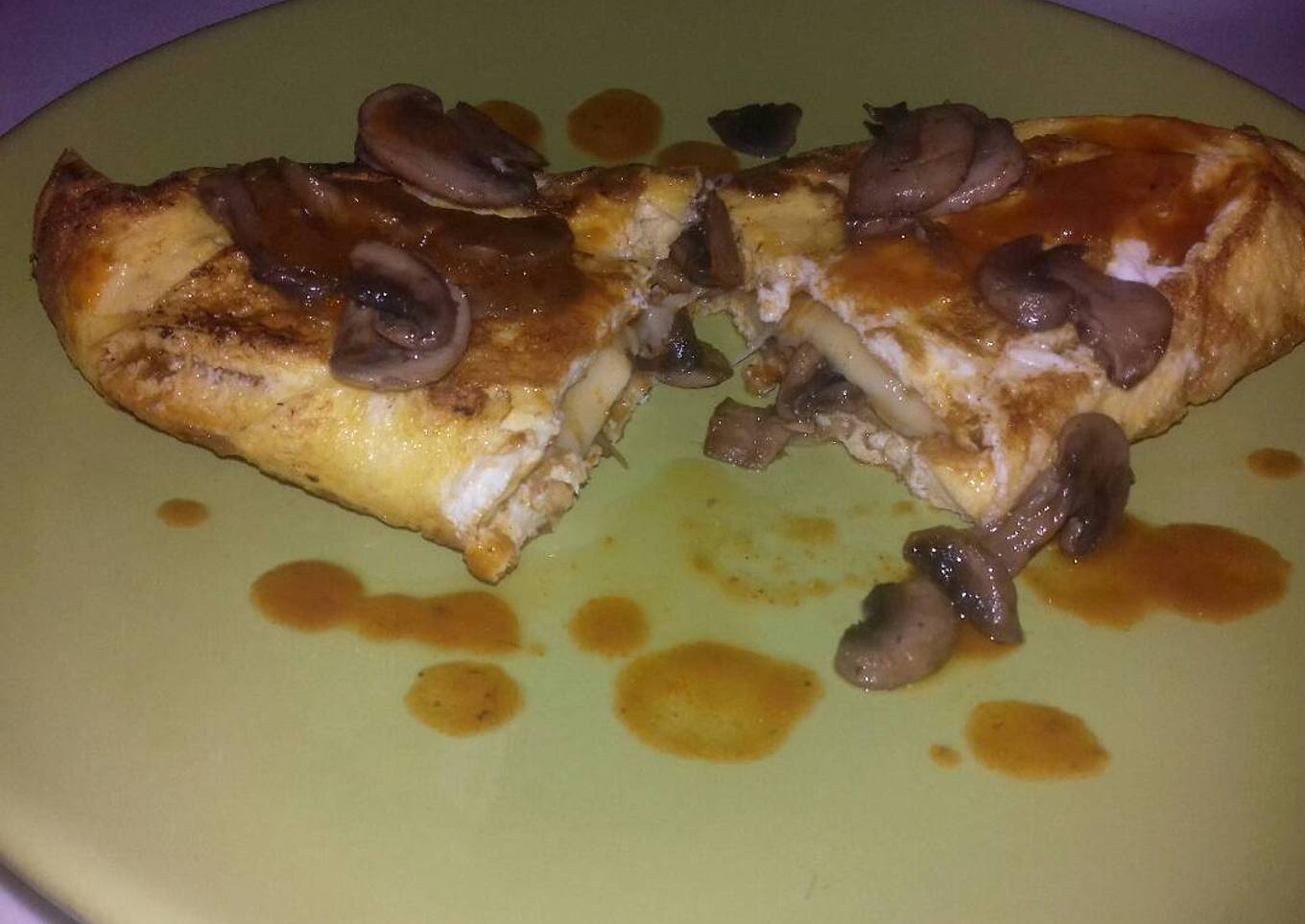 Torta de huevo rellena de champiñones, queso manchego y salsa