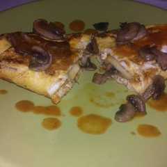 Foto principal de Torta de huevo rellena de champiñones, queso manchego y salsa