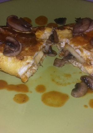 Una foto de Torta de huevo rellena de champiñones, queso manchego y salsa