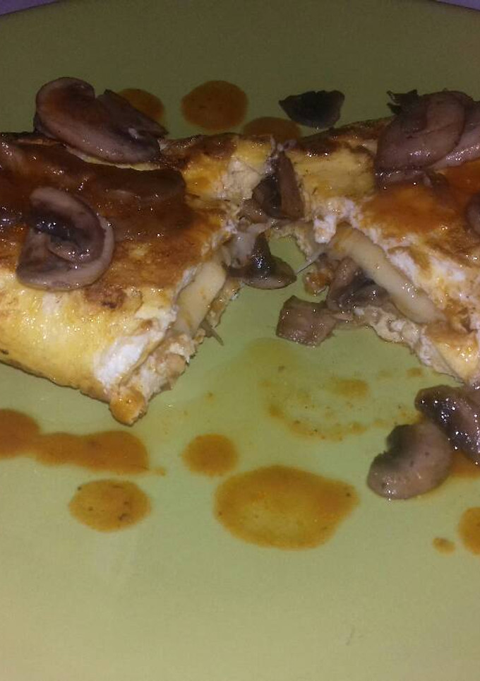 Una foto de Torta de huevo rellena de champiñones, queso manchego y salsa