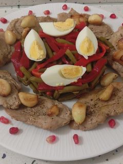 Una foto de Solomillo al whisky y ensalada de judías verdes