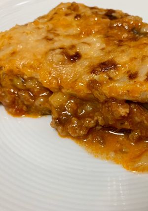 Una foto de Musaca ibérica de berenjena y calabacín