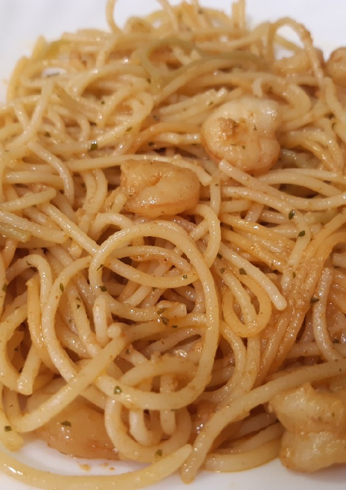 Una foto de Pasta con langostinos