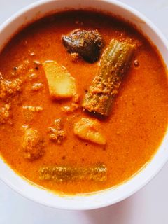 தூத்துக்குடி வெங்காய குழம்பு (vengaya kulmabu Recipe in Tamil) செய்முறை முக்கிய புகைப்படம்