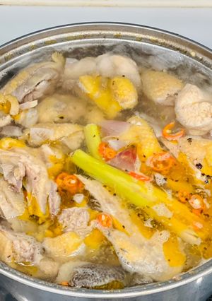 Hình của món Lẩu gà nấu mọi.