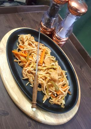 A picture of Sizzling chicken spaghetti 😋.