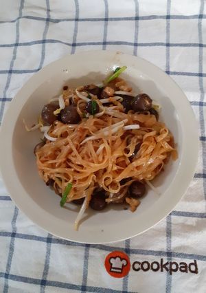 รูปของ หมี่โคราชอกไก่เห็ดเผาะ