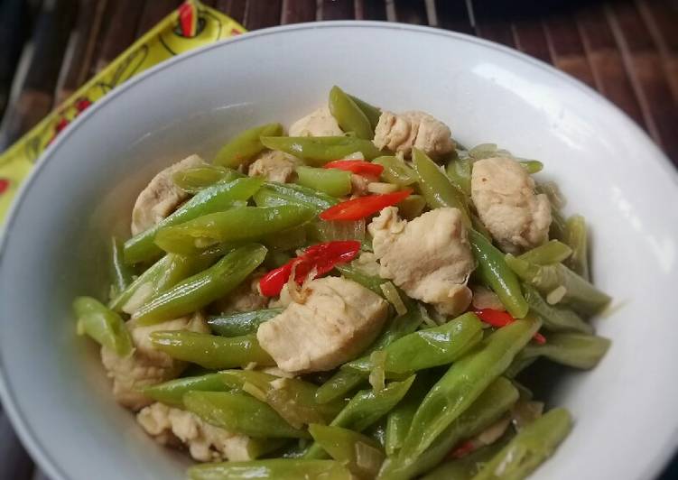 Bagaimana Menyiapkan Cah Buncis Ayam Lezat