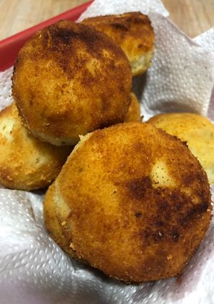 Una foto de Bombas de papa con corazón de queso