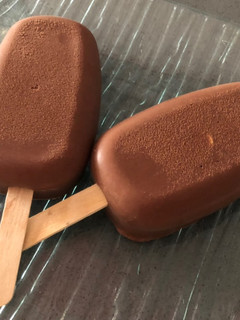Una foto de Helado de chocolate cremoso