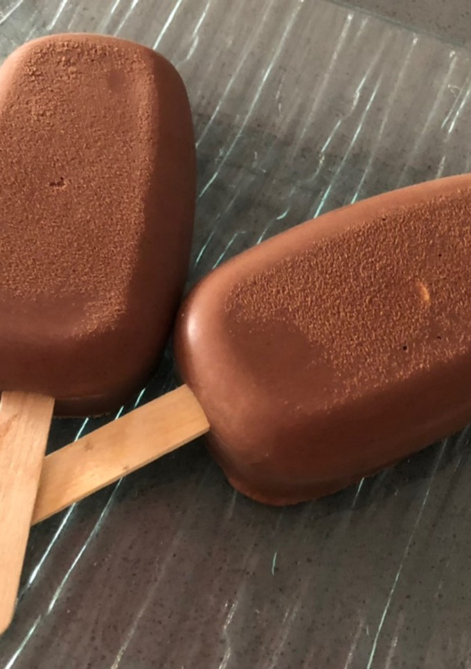 Una foto de Helado de chocolate cremoso