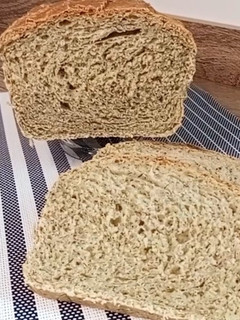 Una foto de Pan de molde de mostaza y eneldo con paté de salmón