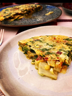 Una foto de Tortilla de cecina, chips de patatas y acelgas
