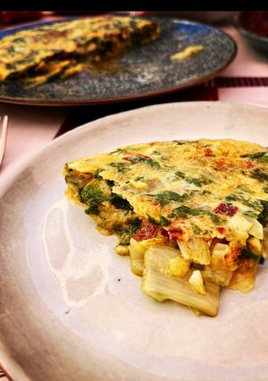 Una foto de Tortilla de cecina, chips de patatas y acelgas