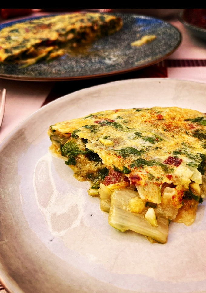 Una foto de Tortilla de cecina, chips de patatas y acelgas