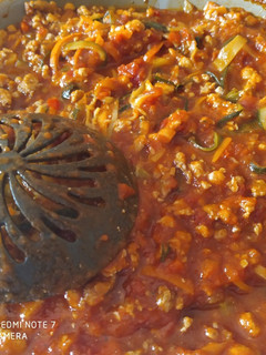 Una foto de Espaguetis a la boloñesa con calabacín y zanahoria