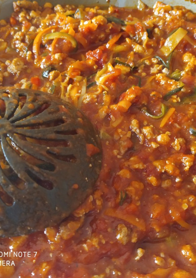 Una foto de Espaguetis a la boloñesa con calabacín y zanahoria
