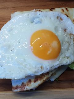Una foto de Crepe de salmón y queso sin gluten