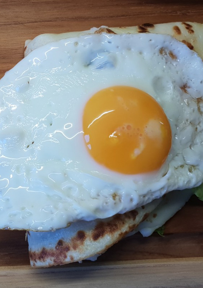 Una foto de Crepe de salmón y queso sin gluten