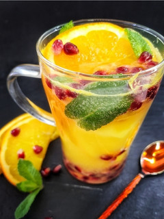 Una foto de Tónica de naranja, hierbabuena y granada