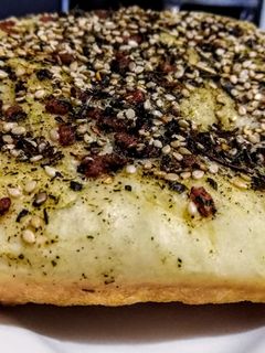 Una foto de PAN LIBANÉS Con Zaatar y Tomate🍅al Horno...!