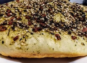 Una foto de PAN LIBANÉS Con Zaatar y Tomate🍅al Horno...!