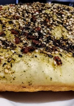Una foto de PAN LIBANÉS Con Zaatar y Tomate🍅al Horno...!